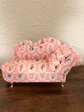 Viral New Mini Floral Chaise Lounge Jewelry Box Pink Velvet Vanity Decor